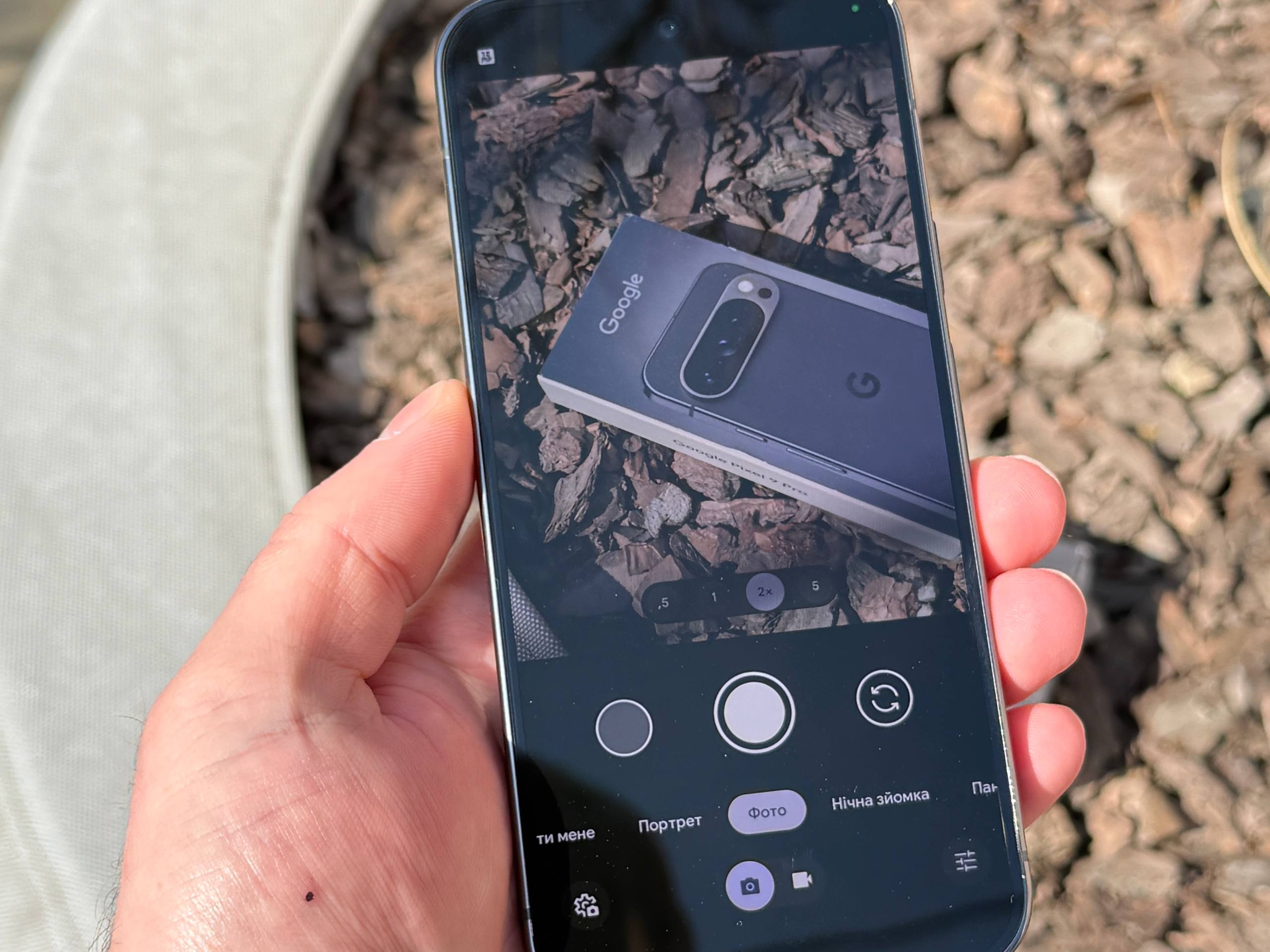 Смартфон Google Pixel у руці, відкритий інтерфейс камери